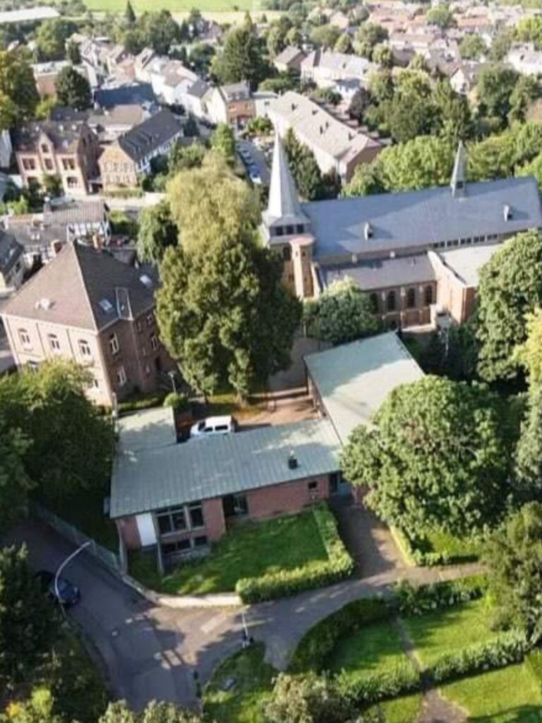 Eine Luftaufnahme von Fischenich, im Zentrum die Martinuskirche. 